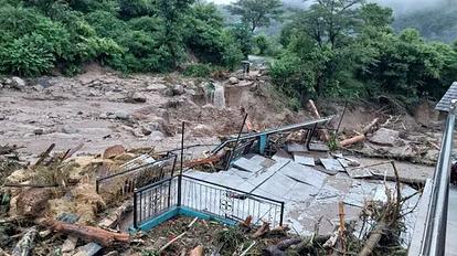 हिमाचल प्रदेश में आसमान से बरस रही आफत, लैंडस्लाइड और बादले के फटने से अब तक 50 की मौत